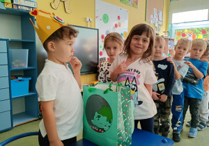 Dziewczynka składa chłopcu urodzinowe życzenia