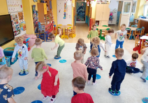 Dzieci wskakują do kałuży