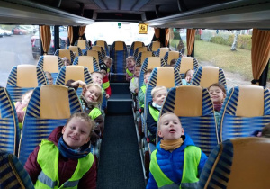Puchatki jadą autokarem