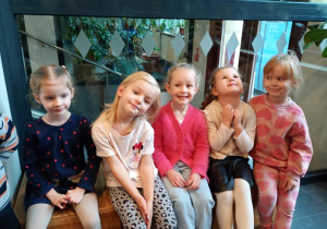 Dziewczynki czekają na sztukę w teatrze