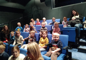 Puchatki siedzą w sali teatralnej
