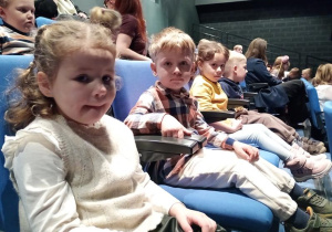 Puchatki siedzą w sali teatralnej