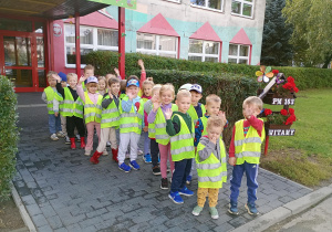 Puchatki machają przed przedszkolem