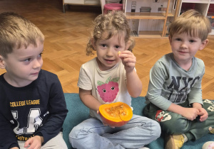 Jula pokazuje pestki dyni