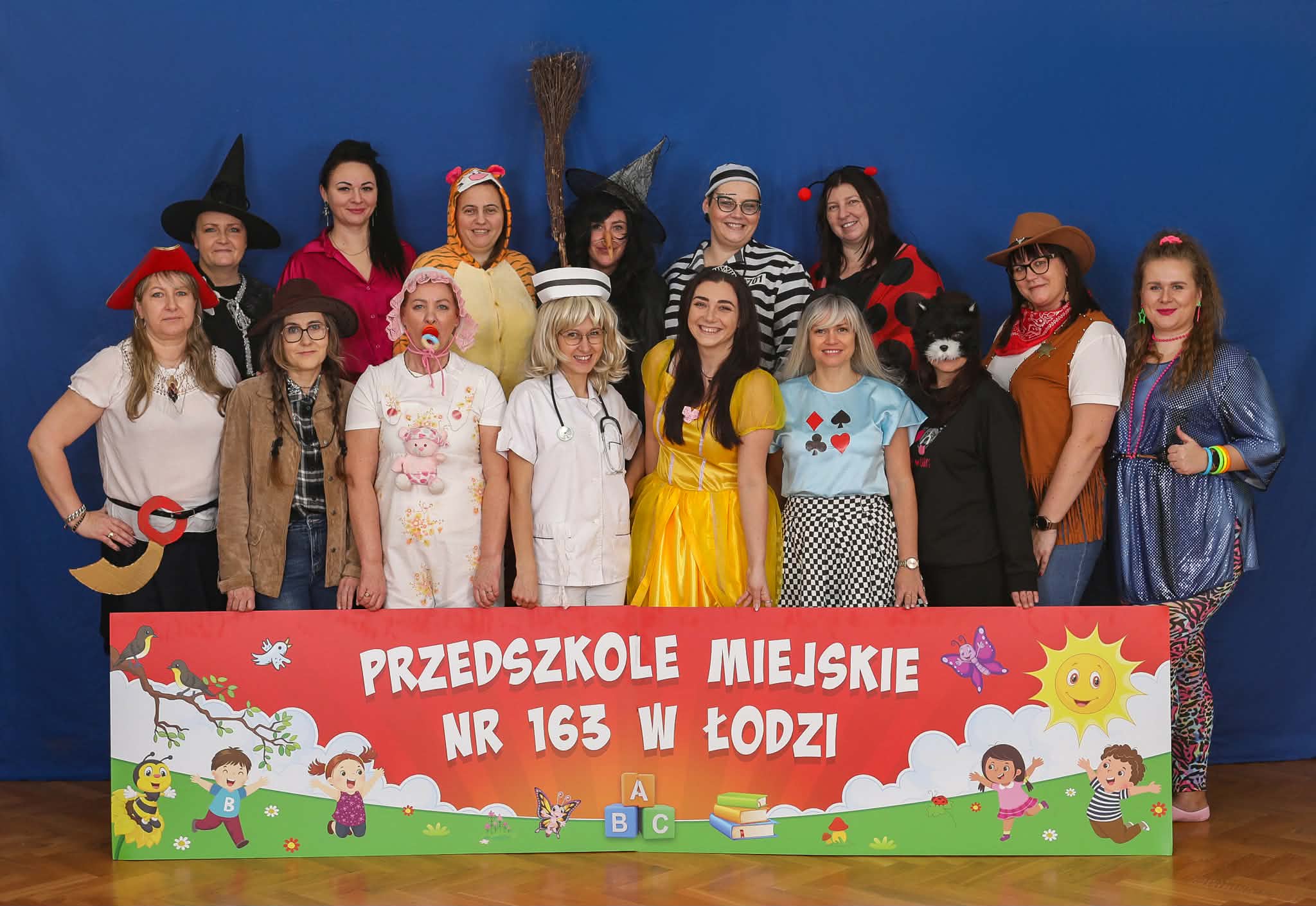 Zdjęcie przedstawia kadre przedszkola w przebraniach karnawałowych