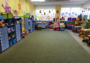 Sala grupy Puchatki jest urządzona w kolorach niebieskim i żółtym. Na ścianie widać bohaterów bajki "Kubuś Puchatek". Na środku sali leży zielony dywan. Z prawej strony stoją stoliki dziecięce.
