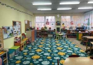 Sala grupy Tygrysków ma żółte ściany i niebieski dywan we wzory. Znajdują się tu 4 niskie stoliki i dostosowane do nich krzesełka. Na regałach znajdują się zabawki dla dzieci.