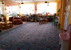 Sala grupy biedronki jest urzadzona w kolorystyce żólto - pomarańczowej. Dywan jest szary w kolorowe wzory. Znajdują się tu stoliki dziecięce i dostosowane do nich krzesełka.