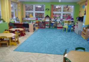 Sala grupy Sówki jest urządzona w kolorystyce zielonej i żółtej. Znajdują się tu stoliki dosotowane do dzieci i kolorowe regały z zabawkami.