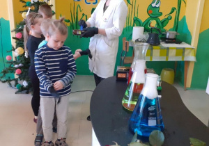 Dzieci stoją w kolejce do eksperymentu