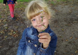 Zosia prezentuje znalezione kwiatki.