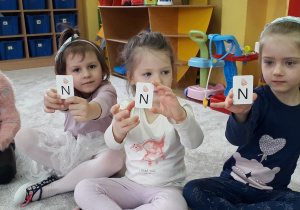 Paulinka, Aniela, Iza szukają litery "N"