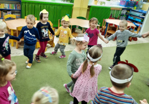 Dzieci tańczą do "owocowej" piosenki