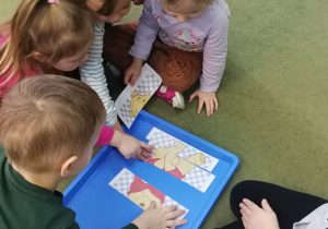 Pierwsza grupa układa puzzle