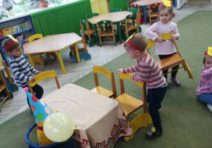 Dzieci szykują krzesła dla gości