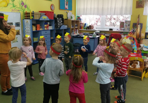 Dzieci tańczą dla misia