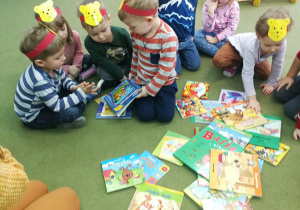 Maluchy poszukują książki o przygodach Puchatka