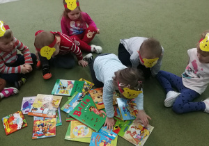 Maluchy odnajdują książki o przygodach Puchatka