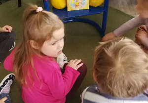 Dzieci przygotowują się do słuchania czytanej książki o Puchatku