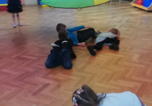 Dzieci leżą pod chusta
