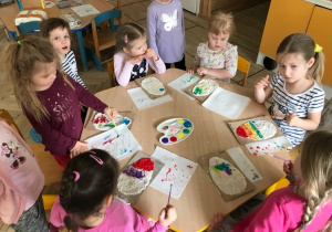 Dzieci podczas malowania jajek: Nina, Natalka, Justyna, Marta, Zuzia, Emilka