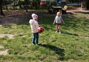 Victoria i Serafyma grają w piłkę.