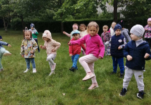Dzieci we wspólnym tańcu.