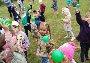 Dzieci odnalazły zielone piłeczki.