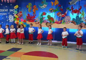 Dzieci śpiewają wakacyjną piosenkę w języku ukraińskim.