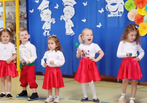Maluchy śpiewają w języku polskim.