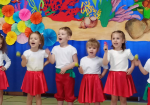 Dzieci wykonują piosenkę.
