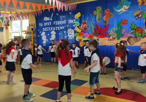 Dzieci tańczą w kole twista