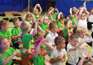 Podczas tańca: dzieci klęczą na podłodze
