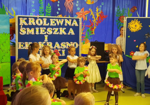 Zdjęcie grupowe dzieci podczas tańca