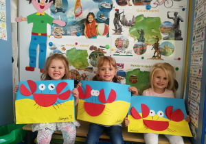 Marysia, Lenka i Nadia z wakacyjnymi krabami