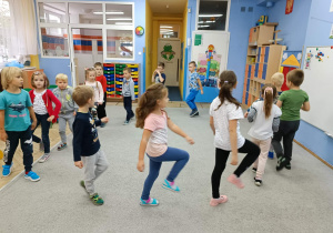 Dzieci tańczą w kole