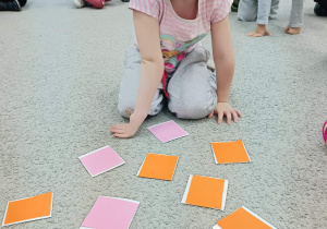 Dziewczynka wybiera karty podczas gry w memory
