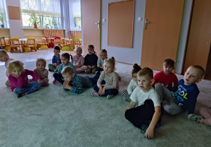 Dzieci z grupy ukraińskiej oglądają film edukacyjny na tablicy interaktywnej