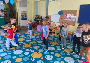 Dzieci tańczą przy wesołej muzyce.
