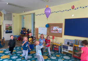 Dzieci tańczą z balonem.