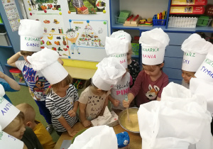 Dzieci obserwują kucharkę Hanię