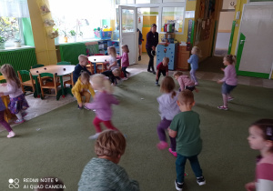 Dzieci biegają po sali przedszkolnej w czasie zabawy ruchowej