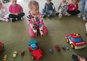 Klara zastanawia się, które auto wybrać