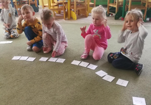 Dzieci ilustrują gestem piosenkę "Numer 112"