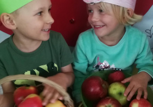 Janek i Gabrysia z jabłkami