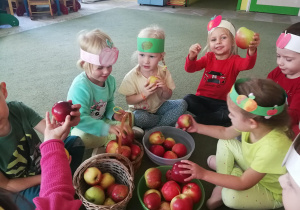 Dzieci oglądają jabłka