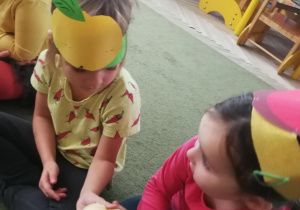Misia i Hania badają zmysłami jabłko
