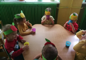 Dzieci smakują własnoręcznie przygotowany sok jabłkowy