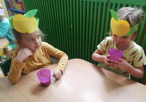 Misia i Klara piją własnoręcznie przygotowany sok jabłkowy