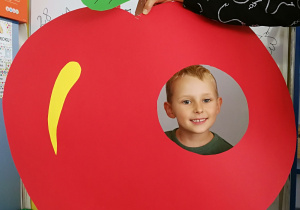 Robaczek Janek w czerwonym jabłuszku :)